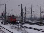 Am frostigen 26.01.2014 fuhr 152 042-8 mit KLV auf Gleis 9 des Hallenser Hauptbahnhofs ein.