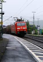DB 6 152 067-5 rumpelt hier mit einem Mischer durch Lorchhausen am Rhein. 14.09.2013