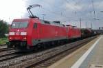 DB 152 111 schleppt ein defekter TRAXX durch Regensburg am 17 September 2015.