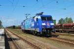 Den IKE 50271 nach Basel Bad Rbf bespannte 06.05.2009 die 152 135. Hier beim rangieren in Rostock-Seehafen.