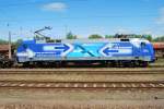 Und nochmal die 152 135 am 06.05.2009 in Rostock-Seehafen kurz vor der Ausfahrt.Mal von der Seite geknipst in ihrer ganzen Werbepracht .