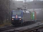 TFG Transfracht 152 136-8 bei der Durchfahrt durch den Harburger Bahnhof am 29.12.09 bei eisigen Temperaturen.
