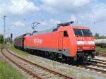 152 033 rumpelt am 30.05.2007 mit ihrem Zug aus dem Bahnhof Rostock-Seehafen.