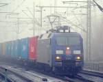 Der Albatros(152 136-8) kam mit einem langen Containerzug nach Hamburg gefahren und rumpelte gemtlich an uns vorbei. HH 29.12.2009