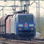 43. 152 137-6 und 152 080-0 mit einem Kohle oder Kalkzug durchfahren gerade HH-Harburg. 24.4.10