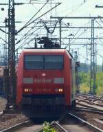 Die Sonderlok 152 190-5(ex 152 032)die einige Umbauten erlebt hat fuhr mit nem Mischer durch HH-Harburg. 15.7.10