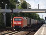 152 143-4 strebt am 4.9.10 mit einem langen Gz durch den Ort Tostedt gen Maschen.