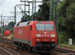 152 025-3 hat soeben 212 034-3 links liegen gelassen und wird gleich den Harburger Bahnhof durchfahren.