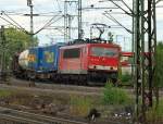 166 167-0 fhrt hier aus Neumnster kommend mit einem bunt gemischten Gterzug durch Harburg. 01.07.11