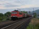 Die 155 004 am 30.07.2011 mit einem Gterzug unterwegs bei Thngersheim.