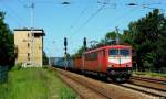 Mit einem bunten Gterzug fuhr 155 214-0 am 7.6.13 durch den Bf. Saarmund.