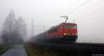155 056-5 fuhr am nebligen Morgen des 12.12.13 mit einem Güterzug bei Dedensen/Gümmer durch die Nebelwand.