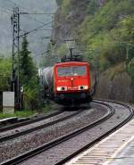 DB 6 155 087-0 hat hier mit einem Öler am Haken Durchfahrt in Lorchhausen am Rhein. 14.09.2013(Bild 2)