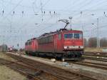 155 019 schleppt am 29.02.2009 eine unbekannte 140 durch den Rbf Rostock-Seehafen.