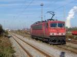 Die uerlich recht ungepflegte 155 207 rollt am 15.10.2007 am Hp Rostock-Hinrichsdorfer Strasse entlang und wird in wenigen Minuten das Bw erreicht haben.