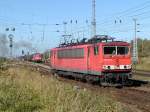 155 241 rangiert am 06.10.2008 im Rbf Rostock-Seehafen.Im Himtergrund bringt 232 583 ihren Zug auf Touren.