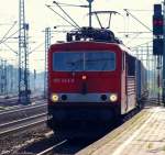 Auch sie kam gemtlich angefahren, die 155 243-9 und fuhr mit ihrem Containerzug durch den Harburger Bahnhof. 19.9.09