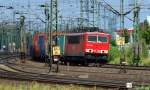 155 183-7 wird gleich mit einem Gterzug den Harburger Bahnhof durchfahren. 1.8.10