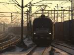 009. Eine weitere Gegenlichtaufnahme entstand von der 182 505 bei der Durchfahrt in HH-Harburg. 4.12.10