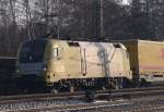 037. Leichte Gegenlichtaufnahme der 182 512-4 die mit dem DHL Zug durch HH-Harburg fuhr.4.12.10