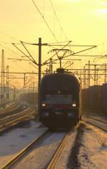 055. Raw Aufnahmen sind manchmal auf Grund ihrer Datenmenge gut zu gebrauchen, so auch hier bei dem MRCE Taurus 182 505 der im Gegenlicht fotografiert durch HH-Harburg rollte. 4.12.10