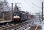 ES 64 U2-070/182 570-2 und 185 574-1 von MRCE fahren am 16.12.10 mit einem Gz durch den Bhf. Ashausen.