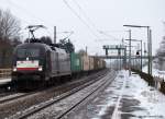 ES 64 U2-069/182 569-4 fhrt am 16.12.10 mit einem Gz durch den Bhf. Ashausen.