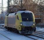 ES 64 U2-037/182 537-1 poltert am 21.12.10 solo durch den Bhf. Hamburg-Harburg.