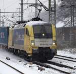 ES 64 U2-015/182 515-7 strebt am 16.12.10 durch den Harburger Bahnhof.