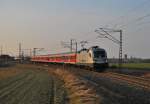 Mit dem RE 18591 nach Berlin rauscht die 182 004 am 27.03.2011 durch Gragetopshof in Richtung Sden.