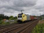 Die ES 64 U2-008 am 30.07.2011 mit einem Containerzug unterwegs bei Thngersheim.