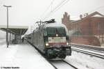 ES 64 U2 - 029 (182 529-8) MRCE Dispolok GmbH fr ODEG - Ostdeutsche Eisenbahn GmbH mit dem RE4 (RE 37313) von Rathenow nach Ludwigsfelde in Rathenow. Der Zug fuhr mit einer Versptung von 15min ab. 09.12.2012