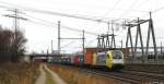 ES 64 U2-025/182 525-6 fuhr am 29.12.12 mit einem Containerzug durch Waltershof.