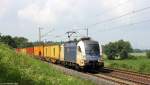 ES 64 U2-020/182 520-2 der WLB fuhr am 2.7.13 mit einem Containerzug durch das Leinetal bei Einbeck Salzderhelden.