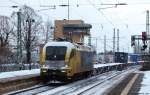 ES 64 U2-008/182 508-2 fuhr am 2.1.10 mit einem schwach ausgelasteten Containerzug durch den Bf. Uelzen und strebte weiter gen Maschen.