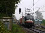MRCE/TXL 6 182 529-8 musste auf Grund eines Blitzeinschlages im/am Stellwerk ASW halten, es wurde ein Befehl geschrieben und dann ging es mit Hp0/Zs1 einem lauten Pfiff und geringem Tempo weiter Richtung Dänemark, aufgenommen werden konnte die Szene am Bü Karpfenteich in Schleswig. 14.09.2014