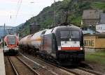 MRCE/DB 6 182 509-1/ES64U2-009 rauscht hier mit einem Öler am Haken vorbei am wartenden VIAS 406 durch Kaub am Rhein. 13.09.2013(Bild 2)