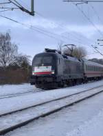 Hier kommt die ES 64 U2-072 oder 182 572-8 mit ihrem IC 1807 nach Kln in den Schleswiger Bahnhof gefahren. Diese Leistung wird sonst von einer BR 101 gefahren. Schleswig 12.2.10
