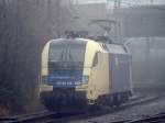 Erst fuhr 182 520-7(ES 64 U2-020) leise mit einem Mischer an uns vorbei und kam dann  unbeleuchtet  zurck und verschwand im Morgennebel Hamburgs. 29.12.2009