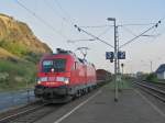 182 006 am 10.10.07 mit einem gemischten Gterzug in Leutesdorf (Rhein). Momentan hilft sie im Fernverkehr aus.