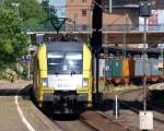 Auch ein gelber Stier darf nicht fehlen, hier zuckelt 182 510 mit vielen Containern durch Harburg. 15.7.10