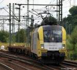 ES 64 U2-015/182 5157 von BoxXpress rollt am 13.8.10 mit einem weiteren Gz aus dem Gbf. Harburg durch den Harburger Bhf. hindurch.