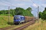 Die 183 500 rollt am 18.06.2014 mit einem Holzzug durch Sildemow in Richtung Schwerin.