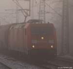 185 227-6 fhrt am 27.11.10 bei dicker Nebelsuppe durch den Bhf. Hamburg-Harburg.