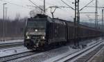 Die unter Schweizer(sie fuhr mal/oder noch fr CrossRail)UIC Nummer fahrende 185 567-5 von MRCE/CFL Cargo(91 85 0185 567-5) kam ganz gemtlich mit einem  Transwaggon  Zug durch Schleswig gerollt. 3.12.10