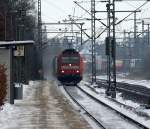 185 144-3 durchfuhr am 3.12.2010 mit einem LKW Anhnger Zug den Schleswiger Bahnhof.