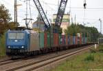 185 519-6 der VPS fhrt am 25.9.10 mit einem bunten Containerzug durch den Ort Tostedt.
