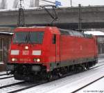 185 373-8 fhrt am 16.12.10 bei Schneefall durch den Harburger Bahnhof.
