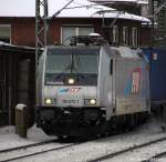 185 673-1 von Railpool rollt am 30.12.10 durch den Bhf. Hamburg-Harburg.