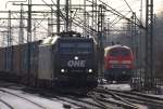 024. LTE/OHE 185 546-9 rollte mit einem Containerzug vorbei an 218 249-1 durch Harburg. 3.1.11